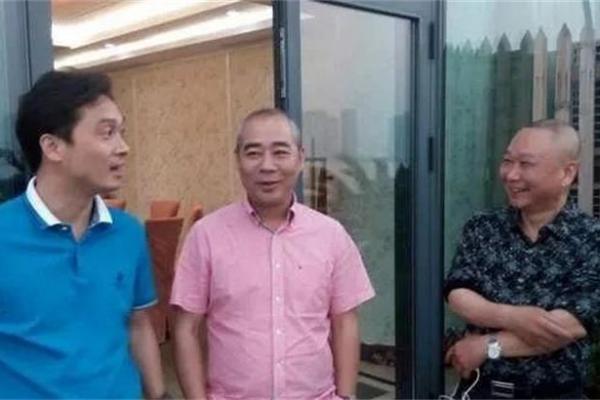 他是中國石材界的“馬云”，親手培育了一千多個超級富豪，家族56人都來干石材